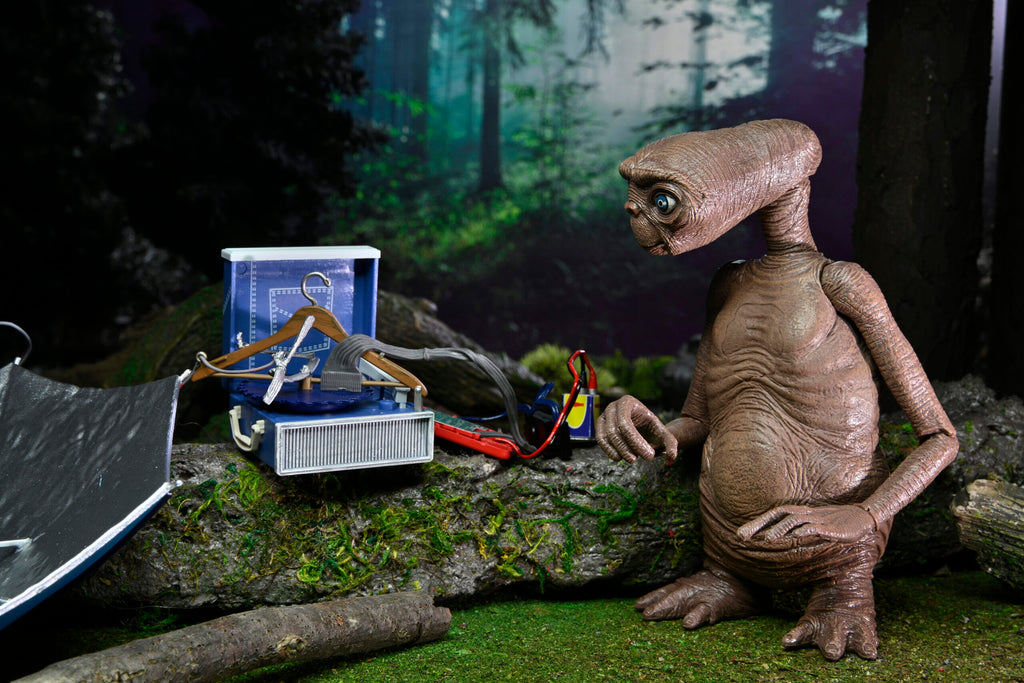 NECA Ultimate E.T. The Extra-Terrestrial 40th anniversary Deluxe E.T. Action Figure with LED (55079)